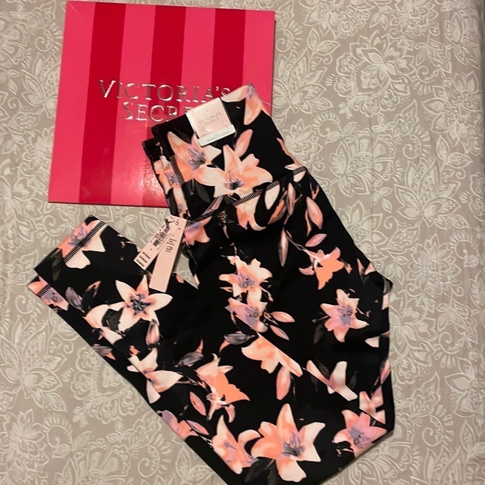 NWT Victoria’s Secret Active workout set BLACK AND PINK size small - Picture 3 of 12